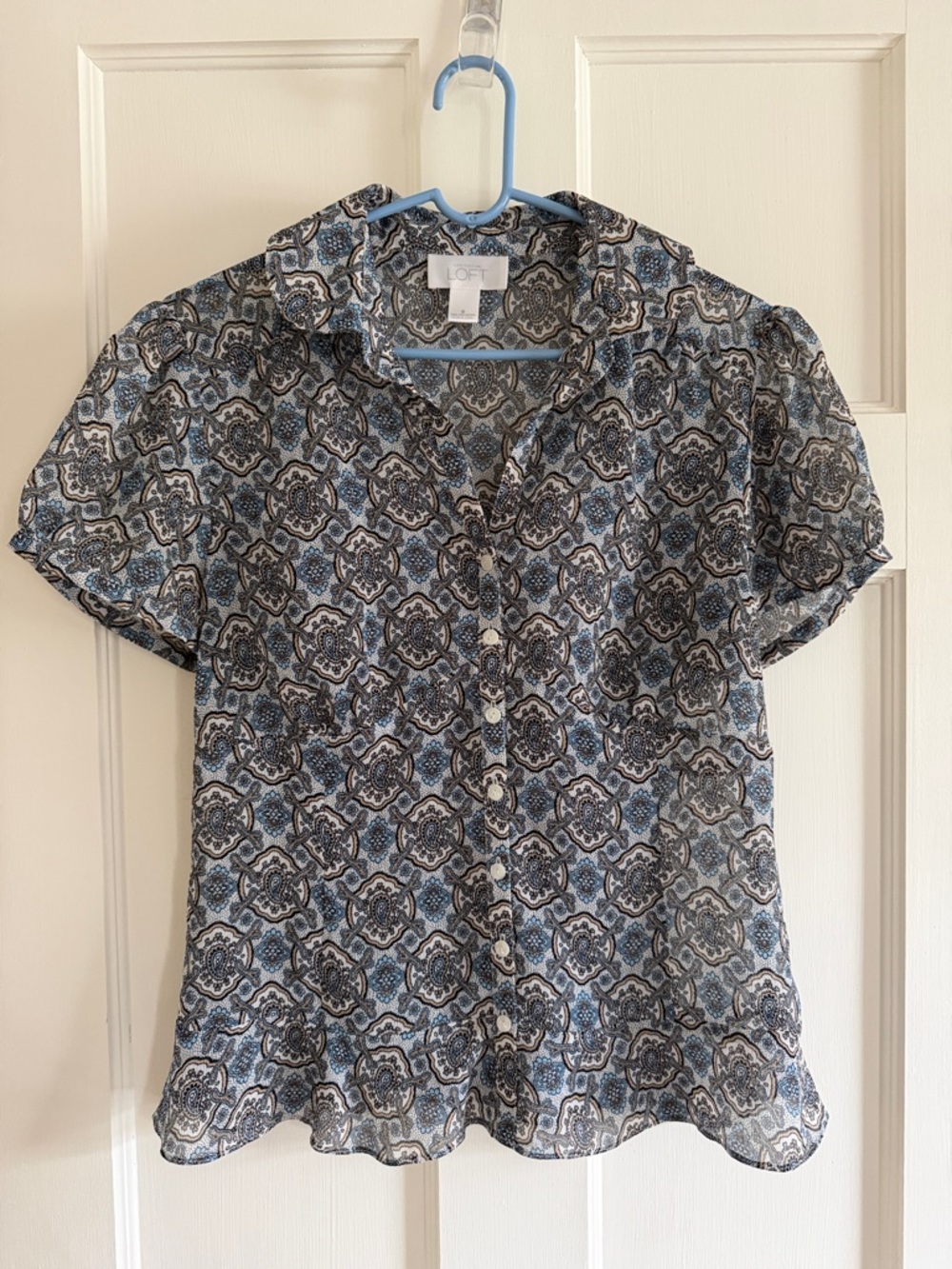 ⚜️Loft blue print sheer top w/button front, round collar & ruffled hem. Size 6.